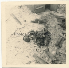 Grauen des Krieges - 3 Fotos - Tote russische Soldaten an einem zerschossenen Haus an der Ostfront