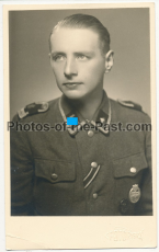 Portrait Waffen SS Unterscharführer der Leibstandarte Adolf Hitler mit LAH Schobern und Panzerkampfabzeichen - Atelier Prag Tschechien