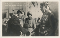 Foto Ansichtskarte Reichspräsident von Hindenburg und Reichskanzler Adolf Hitler begrüßen sich am 21.3.33 in Potsdam