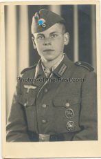 Portrait Soldat der Wehrmacht mit einem SS Totenkopf auf dem Heeresschiffchen und Reiter und Fahrerabzeichen - Atelier Wesermünde