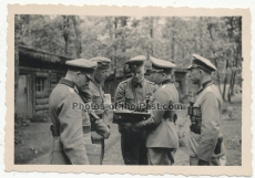 Ritterkreuzträger des Heeres - General mit Stabsoffizieren bei Lagebesprechung