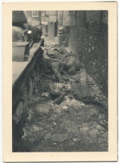 Tote französische Soldaten an einem Char Panzer an der Westfront