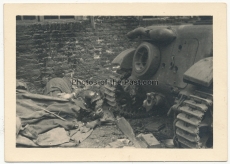 Tote französische Soldaten an einem Char Panzer an der Westfront