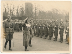 Ritterkreuzträger der Waffen SS - Obergruppenführer Karl Maria Demelhuber bei holländischen Waffen SS Rekruten in Amersfoort 1943 mit original Unterschrift