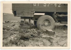 3 Fotos Tote russische Soldaten und Fahrzeug Wracks in Slonim Belarus Weissrussland