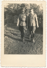 Ritterkreuzträger der Luftwaffe - Oberst Adolf Galland mit Major Rittberg Kommandeur des Holzschuh Geschwaders