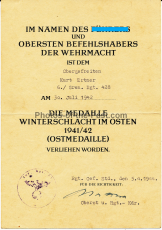 Urkundengruppe eines Grenadiers im Grenadier Regiment 428 - Verleihungsurkunde Medaille Winterschlacht im Osten Besitzzeugnis Verwundetenabzeichen in Schwarz und Verleihungsurkunde Kriegsverdienstkreuz 2. Klasse