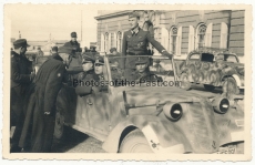 Ritterkreuzträger des Heeres - Eichenlaubträger General im PKW mit Tarnanstrich im Osten