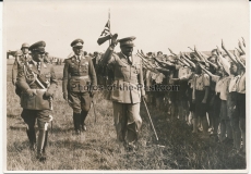 Der italienische Luftmarschall Italo Balbo mit dem General der Flieger Milch auf dem Flugplatz Staaken