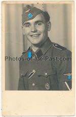 Portrait Waffen SS Sturmmann mit Schiffchen und Abzeichen für Verwundete in Silber - Foto Atelier Hilden