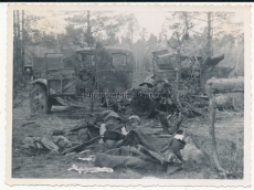 Tote russische Soldaten vor LKW Wracks an der Ostfront