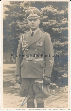 Portrait NSDAP Partei Angehöriger mit Feldbinde Orden und Dolch - Foto mit original Signatur