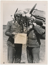 Ritterkreuzträger der Luftwaffe - Leutnant Albert von Schwerin vor Heinkel He 111 Flugzeug vom Kampfgeschwader 26 - PK Foto