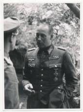 Kommandeur der 21. Panzer Division Generalmajor Edgar Feuchtinger in Billy Frankreich 1944 Deutsches Kreuz in Gold Träger