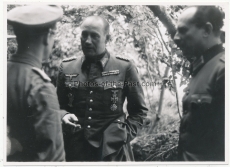 Kommandeur der 21. Panzer Division Generalmajor Edgar Feuchtinger in Billy Frankreich 1944 Deutsches Kreuz in Gold Träger