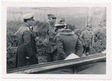 Ritterkreuzträger des Heeres - General der Panzertruppe Fridolin von Senger und Etterlin mit Offizieren vom XIV. Panzerkorps