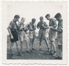 Hitlerjungen mit ihren HJ Dolchen im Sommer 1936