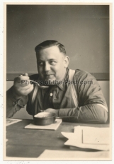 SS Obersturmführer beim Suppe essen in Pommern