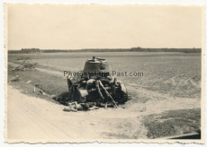 Tote russische Soldaten an einem T-26 Panzer Wrack im Kampfgebiet der 21. Infanterie Division im Osten 1941