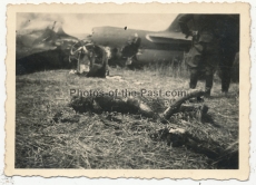 Verbrannter russischer Bomber Pilot vor SB-2 Flugzeug Wrack