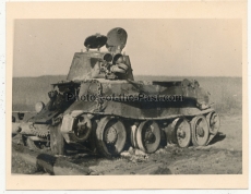 Verbrannter russischer Panzerfahrer im BT-7 Panzer Wrack an der Ostfront 1941