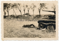 Verbrannter russischer Panzerfahrer vor BT-7 Panzer Wrack an der Ostfront 1941