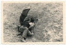 Toter polnischer Zivilist unter einem Regenschirm in Polen 1939