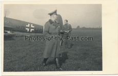 Ritterkreuzträger des Heeres - Generalfeldmarschall Erwin Rommel vor He 111 Flugzeug der Luftwaffe