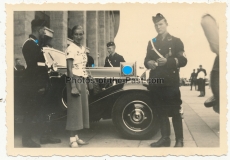 BDM Mädchen und Angehörige der Leibstandarte SS Adolf Hitler am Mercedes Benz vom Führer am Olympia Stadion in Berlin 1936