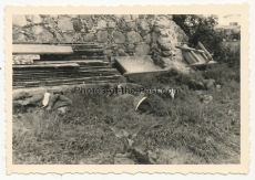 Tote russische Soldaten in einem Ostgarten im Osten 1941