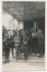 Reichswehr Offizier mit türkischem Halbmond Orden und Angehörige von SS und SA vor einem Hotel