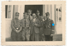 Angehöriger der SA Standarte Feldherrnhalle mit Kameraden der Sturmabteilung