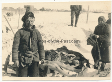 Abtransport erschossener russischer Fallschirmjäger auf Schlitten an der Ostfront 1942