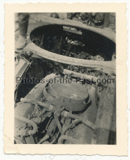 Verbrannte russischer Panzermänner in einem Panzer Wrack an der Ostfront