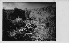 Tote Soldaten in einem Schützengraben in Langemark im April 1915
