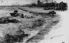 Tote Soldaten nach dem Sturm auf dem Schlachtfeld am Polygon Wald in Belgien im Frühjahr 1915