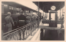 Der Führer Adolf Hitler an seinem Sonderzug am Bahnhof von Bayreuth