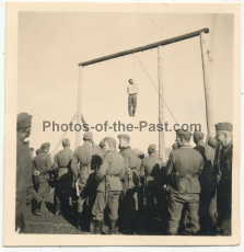 Soldaten der Wehrmacht vor einem aufgehängten russischen Partisan im Osten