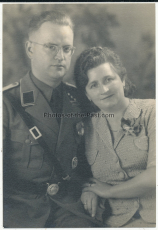 Portrait Obersturmführer der Allgemeinen SS mit Frau - Feldbinde für Führer Sportabzeichen