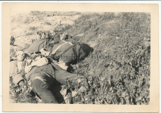 Tote französische Piloten auf einem Feld an der Westfront 1940