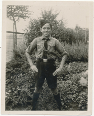 Portrait Hitlerjunge mit Koppel Halstuch Knoten und HJ Messer