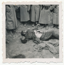 Soldaten der Wehrmacht bei einem toten polnischen Soldaten 1939