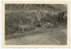 Tote Soldaten der Wehrmacht im Straßengraben an der Westfront 1940