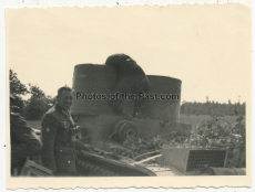 Major der Gebirgsjäger vor einem T-26 Panzer mit MG Zwillingsturm aus dem ein toter russischer Panzermann hängt