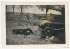 Verbrannter russischer Panzermann vor einem BT-7 Panzer an der Ostfront