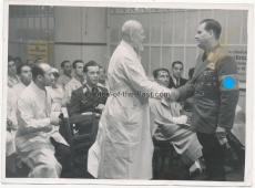 Hoffmann Pressefoto Reichsleiter Baldur von Schirach bei verletzten Rüstungsarbeitern im Unfall Krankenhaus Wien 1943