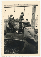 Soldaten der Wehrmacht bereiten einen Galgen auf dem Marktplatz in Demidow vor Russland 1941