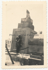 An einem ehemaligen Lenin Denkmal aufgehängter russischer Kommissar in Lübzow 1941