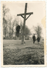 An einem Leitungsmast aufgehängter Partisan im Osten