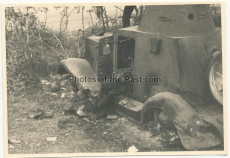 Tote russische Soldaten am BA-20 Panzerwagen Wrack im Osten